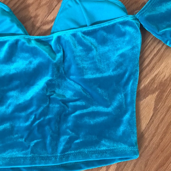 BODY CENTRAL VELVET PLUNGING OFF SHOULDER CROP TOP - Picture 6 of 6